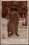 Soldat in Russland mit S 84/98 a.A. und Gasmaske